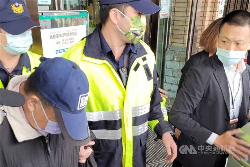 蘇花公路宜蘭東澳段16日發生6人死亡、39人輕重傷的遊覽車車禍事故,受輕傷的遊覽車游姓司機(前左)24 日出院,並在警方戒護下前往宜蘭地方檢察署接受複訊;面對外界質疑,他低頭不發一語。中央社記者沈如峰宜蘭縣攝 110年3月24日