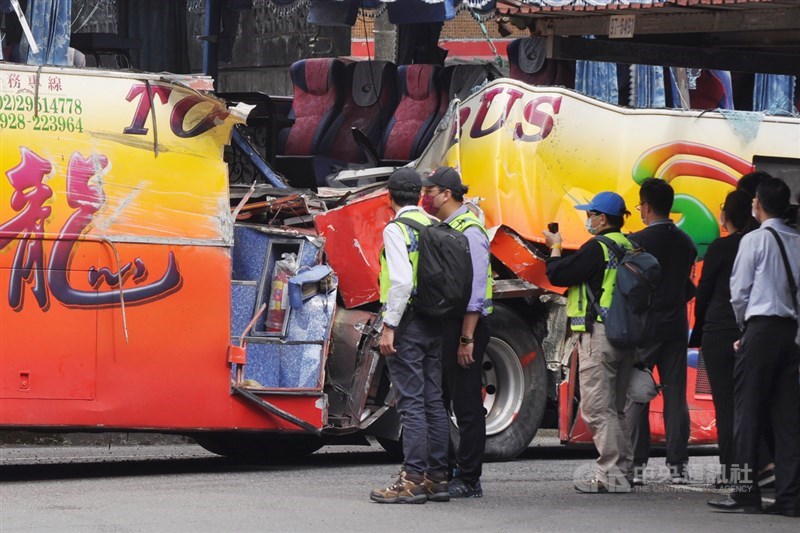 蘇花公路16日發生遊覽車撞山壁事故,交通部長林佳龍24日下令,與事故車輛同廠打造的718輛遊覽車暫停營運。圖為17日檢警等人勘驗肇事遊覽車車體。(中央社檔案照片)