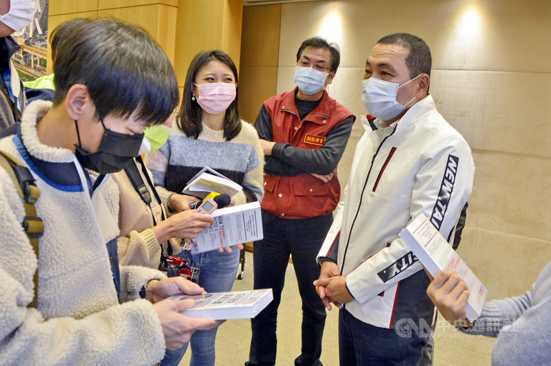新北市長侯友宜(前右)24日在市政會議後受訪表示,交通部早期做過很多評估報告,都認為淡北道路才是打通淡水地區交通命脈的唯一可行辦法,10幾年來大家的報告都是一致性的。且台北市也認同報告的方向,目前靜待中央的詳細報告。中央社記者黃旭昇新北攝 110年3月24日