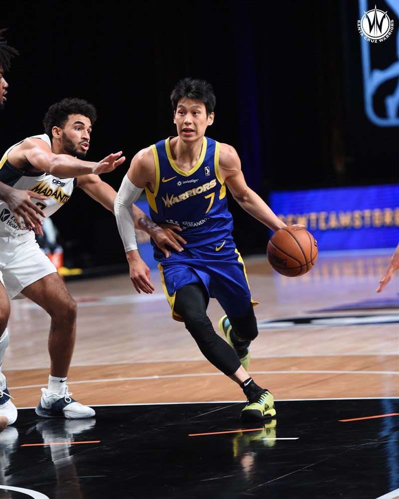 台裔球星林書豪(右)近日將獲知是否重回美國職籃NBA取得新機會,但即使沒有重返NBA,他會繼續在反亞裔暴力的浪潮中,帶頭發聲、樹立榜樣。(圖取自facebook.com/SantaCruzWarriors)