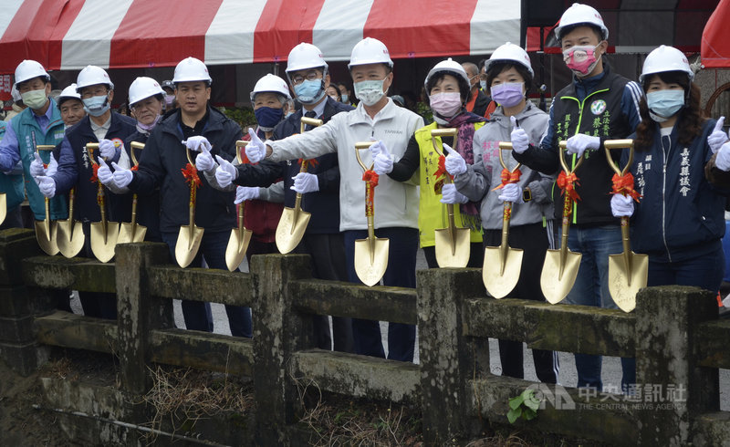嘉邑行善團捐贈新台幣800萬元,改建嘉義縣鹿草鄉下潭村無名橋及尾宅橋與鹿草村降真橋,24日舉行動土典禮,嘉義縣長翁章梁(右5)、嘉邑行善團理事長徐文志(右6)與鹿草鄉長楊秀玉(右4)及近百名當地民眾與會。中央社記者蔡智明攝 110年3月24日