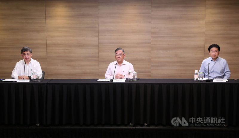 新加坡跨部會抗疫工作小組24日舉行線上記者會,衛生部長顏金勇(中)、教育部長黃循財(右)、衛生部醫藥服務總監麥錫威出席。(新加坡通訊及新聞部提供)中央社記者侯姿瑩新加坡傳真 110年3月24日