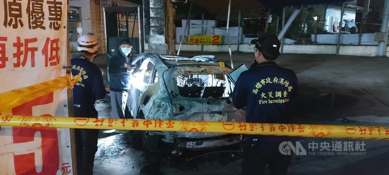 高雄市旗山區24日凌晨發生自撞死亡車禍，從事成衣印刷的陳姓男子因趕工出貨忙到深夜，在駕車返家途中，下交流道後撞擊加油站導致火燒車，陳男逃生不及身亡。圖為消防局火調人員在火勢撲滅後到場採證。（高市旗山警分局提供）中央社記者洪學廣傳真  110年3月24日