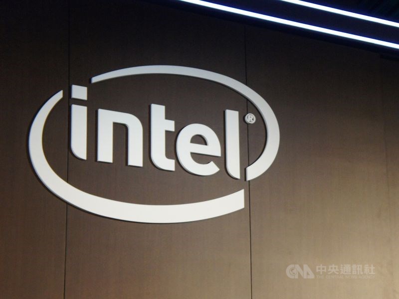晶片短缺危及汽車製造業,促使半導體巨擘英特爾公司(Intel)宣布,規劃未來6到9個月內開始自產晶片,供汽車業使用。(中央社檔案照片)