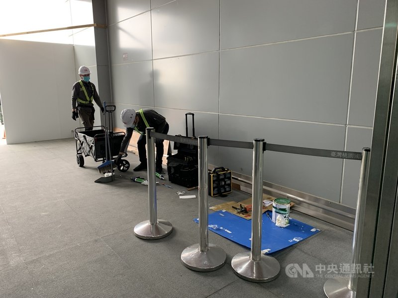 台灣、帛琉旅遊泡泡4月1日首發出團,位於桃園機場第2航廈3樓的採檢站已在施工;桃機公司說,旅客須提前5.5小時到桃機。中央社記者葉臻攝 110年3月25日