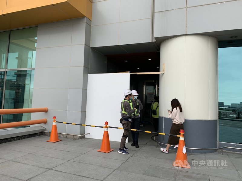台灣、帛琉旅遊泡泡4月1日首發出團,採檢站位在第2航廈3樓出境大廳北邊通道,鄰近6號報到櫃台,目前仍在施工中。中央社記者葉臻攝 110年3月25日