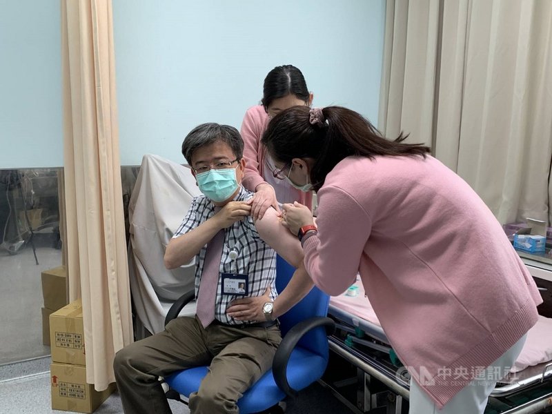 衛生福利部金門醫院院長侯重光(前左)24日率其他9名醫療人員接受首批AZ疫苗施打,院方表示,侯重光等人接種完後身體狀況良好。(金門醫院提供)中央社記者黃慧敏傳真 110年3月25日