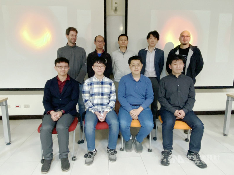 事件視界望遠鏡(EHT)近日公布黑洞的偏振光影像,中山大學物理系助理教授郭政育(前右2)25日說,EHT 的偏振光小組約有30名成員,台灣有2人長期參與並負責撰寫論文,中研院天文及天文物理研究所博士後研究人員朴鍾浩(前左2)為此更發展新的演算法軟體,有助於這次偏振光的研究。中央社記者吳欣紜攝 110年3月25日