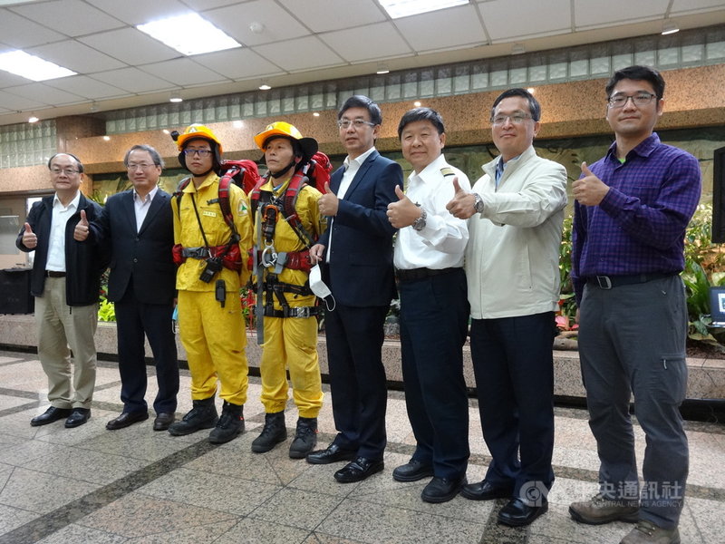 農委會林務局25日舉行「國有林地火災事件資訊公開與森林火災防救措施說明」記者會,公布過去8年國有林地火災統計與成因,林務局長林華慶(右4)、農委會副主委黃金城(左2)等人出席。中央社記者楊淑閔攝 110年3月25日