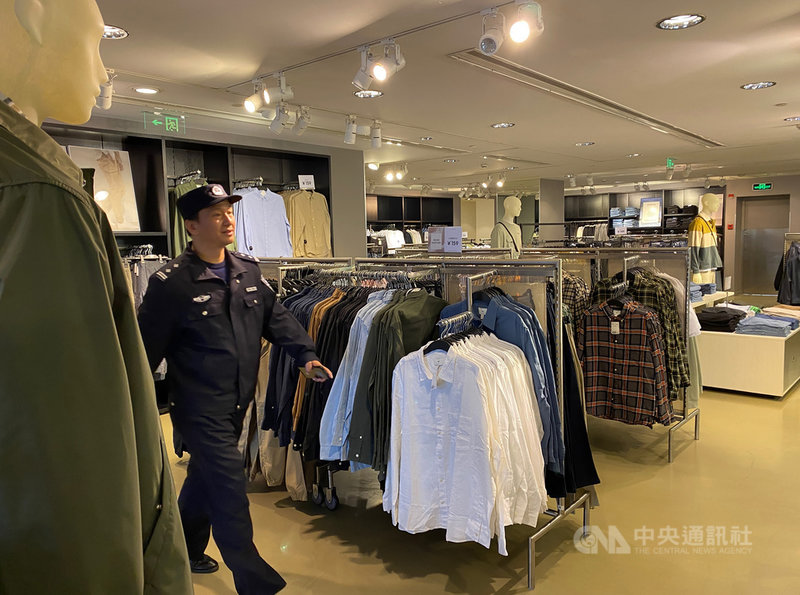 歐洲服飾品牌H&M正因禁用新疆棉而遭到中國輿論抵制。一名員警25日來到上海黃浦區一家H&M門市,他詢問店員這兩天的生意,店員指著店內為數不多的顧客說:「唉,你也看到了。」中央社記者沈朋達上海攝 110年3月25日