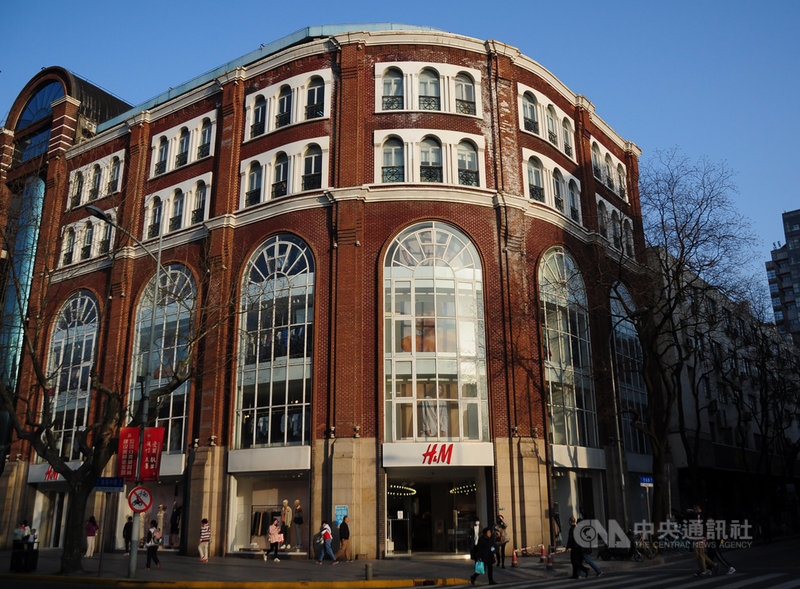 因禁用新疆棉事件,歐洲服飾品牌H&M24日晚間起在中國受到輿論抵制。圖為上海黃浦區一家H&M門市25日正常營業。中央社記者沈朋達上海攝 110年3月25日