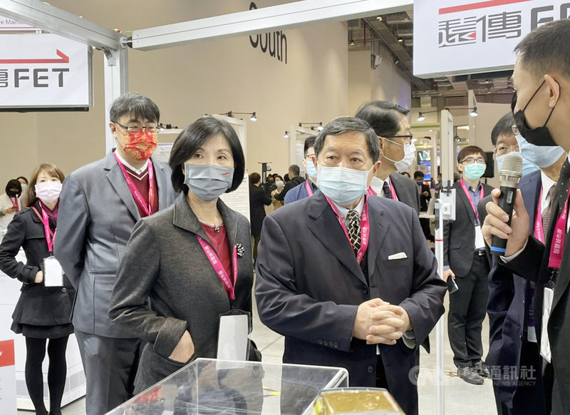 遠傳電信以「遠傳大人物引領數位轉型、賦能5G新視界」為題參與「2021智慧城市展」,董事長徐旭東(右)在總經理井琪(左)陪同下,到自家展區參觀體驗。中央社記者江明晏攝 110年3月25日