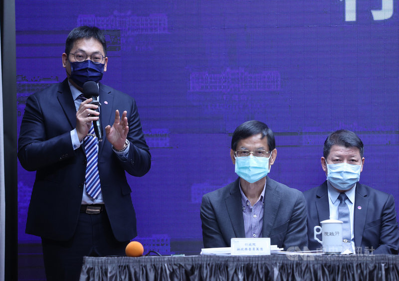 行政院25日通過勞工職業災害保險及保護法草案,受僱事業單位,不分人數強制納保,到職就有保障。勞動部次長王安邦(左)於行政院會後記者會說明草案內容。中央社記者鄭傑文攝 110年3月25日