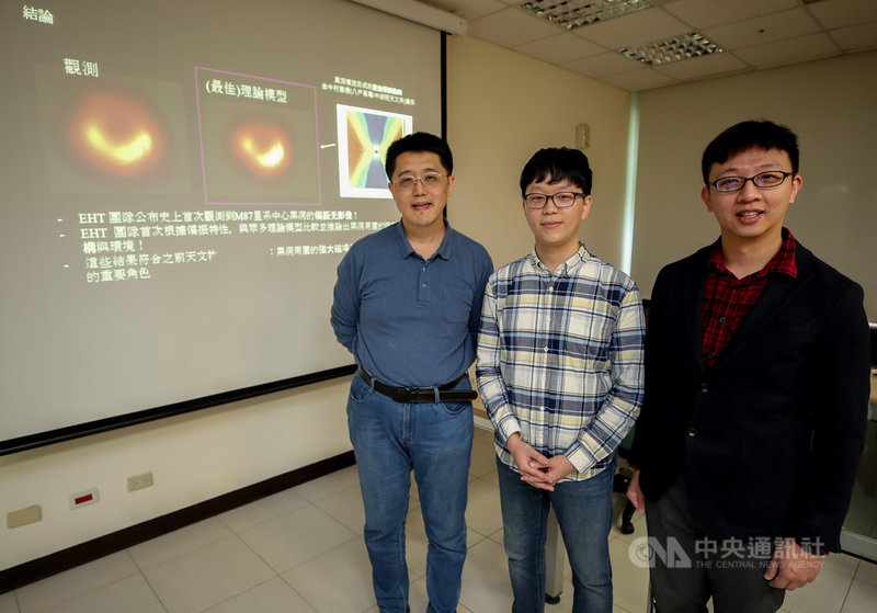 中央研究院天文及天文物理研究所參與的「事件視界望遠鏡(EHT)」國際合作計畫,公布M87星系中心最新的偏振光影像,中研院天文所東亞核心觀測聯盟朴鍾浩(Jongho Park)(中)、EHT偏振工作小組成員、中山大學物理系助理教授郭政育(左)與台灣師範大學助理教授卜宏毅(右)25日說明相關研究成果。中央社記者張新偉攝 110年3月25日