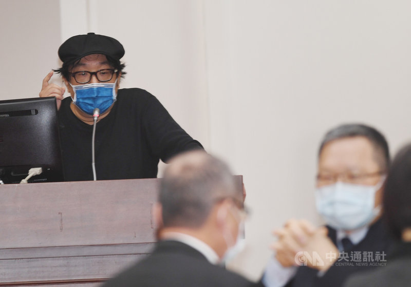 OURs都市改革組織秘書長彭揚凱(左)25日到立法院出席「政府實施房地合一稅及是否推動囤房稅之政策評估」公聽會,會中針對囤房稅表達看法,並盼政府解決人民住的問題。中央社記者施宗暉攝 110年3月25日