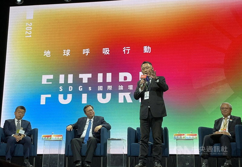 「2021地球呼吸行動」SDGs國際論壇25日在台北舉行,金門縣長楊鎮浯(右2)出席,與桃園市長鄭文燦(左2 )等人以「共創.美好未來」為主軸進行分享。左為座談主持人、立法院副院長蔡其昌。(金門縣政府提供)中央社記者黃慧敏傳真 110年3月25日