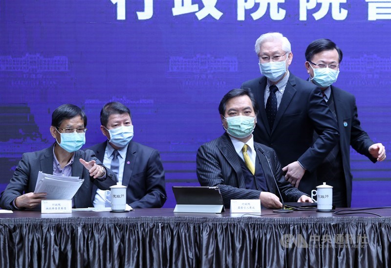 行政院會後記者會25日在新聞中心舉行,由行政院政務委員兼發言人羅秉成(右3)主持,行政院政務委員林萬億(左1)、國防部副部長張哲平(左2)、科技部長吳政忠(右2)、國家通訊傳播委員會(NCC)主委陳耀祥(右1)回答媒體提問。中央社記者鄭傑文攝 110年3月25日
