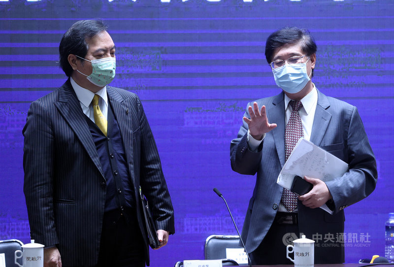 行政院25日舉行院會,通過行政院組織調整法案,增設數位發展部,政務委員郭耀煌(右)在會後記者會說,若立法院本會期順利三讀,數位發展部最快2022年第一季掛牌。左為政委兼發言人羅秉成。中央社記者鄭傑文攝 110年3月25日