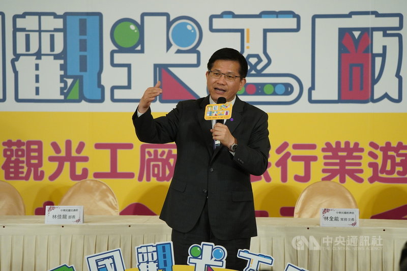 蘇花公路遊覽車撞山壁事故,運安會發現車體結構有系統性問題,交通部下令與事故車輛同廠打造718輛遊覽車暫停營運並召回檢核。交通部長林佳龍(圖)25日表示,要讓民眾搭得安心。中央社記者徐肇昌攝 110年3月25日