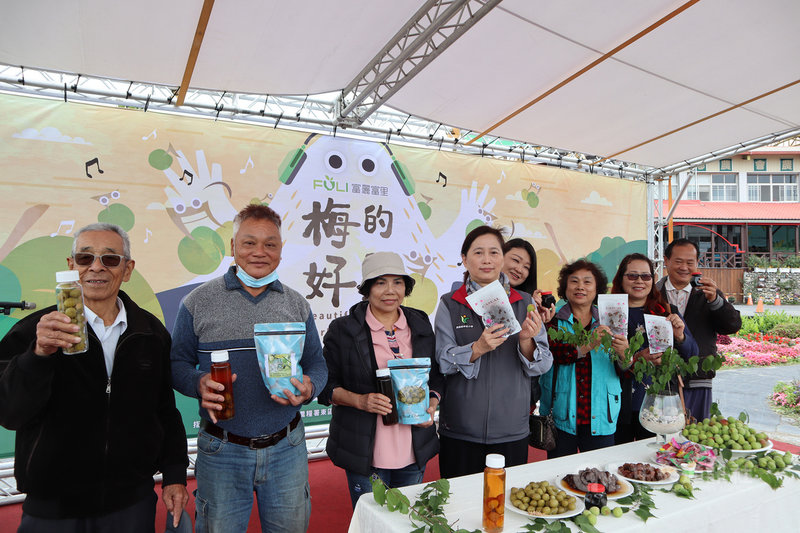 清明節前後是青梅採收時節，花蓮富里鄉農會將推出「梅好農遊富里趣、音樂市集樂饗宴」活動，4月3日安排演唱會，當日義賣所得捐做公益，農委會農糧署東區分署長徐煇妃（左4）25日表示，歡迎民眾參與。中央社記者李先鳳攝  110年3月25日