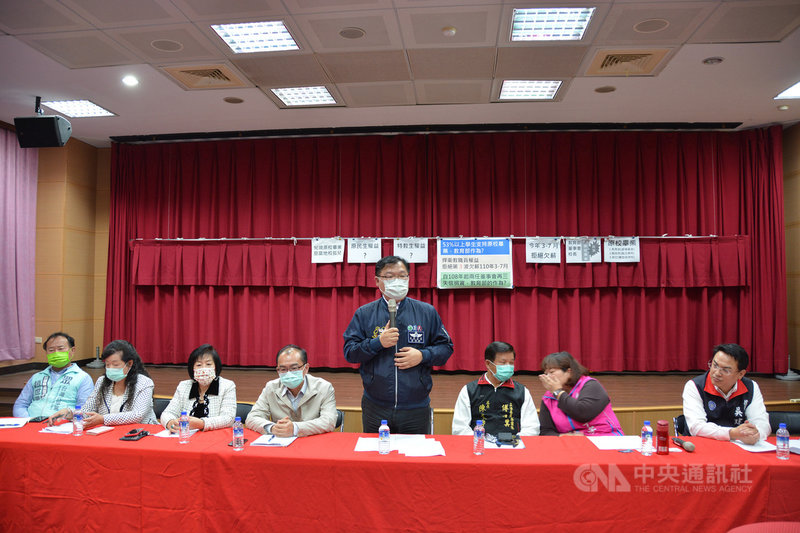 國民黨立委李德維(右4)與無黨籍立委傅崐萁服務處主任陳文卿(右3)、民眾黨立委邱臣遠辦公室主任趙世源(左)、教育部技職司專門委員柯今尉(左4)及國民黨籍花蓮縣議員徐子芳(右2)、吳建志(右)、徐雪玉(左3)、張懷文(左2)等人,25日在花蓮縣議會舉辦記者會,現場約20餘名台灣觀光學院師生參與,共商台觀師生權益。中央社記者張祈攝 110年3月25日