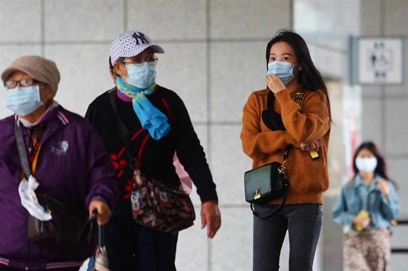 氣象專家吳德榮表示，最新模式模擬顯示，6日鋒面接近，北部、東北部轉有局部陣雨，7日鋒面通過，晚間起氣溫急遽下降。（中央社檔案照片）