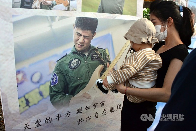空軍一架F-5E戰機失事墜海,飛行官朱冠甍不幸殉職,留下剛滿周歲的獨生女。圖為10月31日朱冠甍的女兒在靈堂上看著父親照片。中央社記者盧太城台東攝 109年12月3日