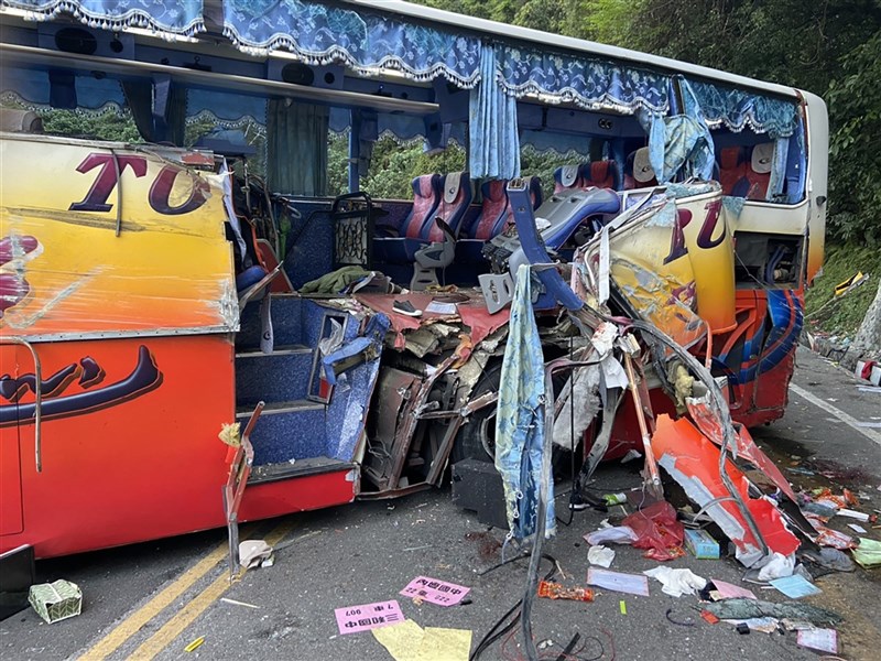 蘇花公路16日一輛遊覽車撞上山壁,造成6人死亡。運安會25日表示,靠窗座椅安裝施工不當,造成事故發生時座椅與車身脫離。(讀者提供)