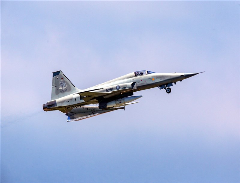 去年10月底同樣駕駛F-5E戰機殉職的朱冠甍中校肇因,空軍25日首度透露事故原因初判可能是機械故障。圖為失事戰機109年6月間升空。(陳姓航空迷提供)