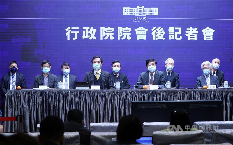行政院會後記者會25日在新聞中心舉行,由行政院政務委員兼發言人羅秉成(左4)主持,行政院政務委員林萬億(左2)、郭耀煌(右4)、人事行政總處人事長施能傑(右2)等人出席。中央社記者鄭傑文攝 110年3月25日