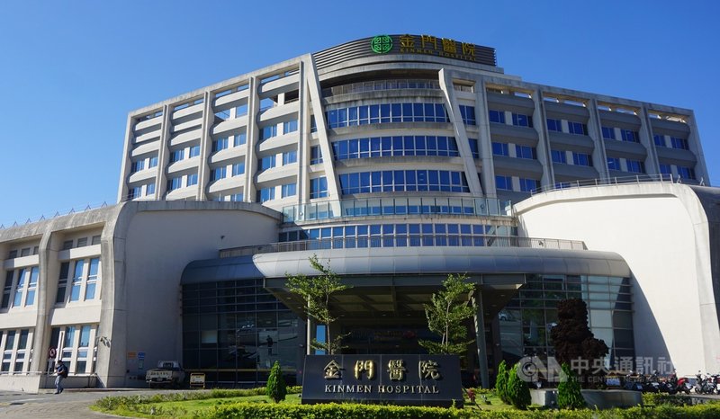 衛生福利部金門醫院25日指出,必須在期限內完成AZ疫苗施打意願調查表回傳衛生局,但無論醫護人員選擇何種疫苗或不施打都與考核無關。中央社記者黃慧敏攝 110年3月25日