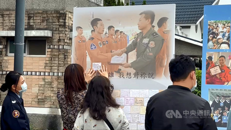 殉職飛官羅尚樺靈堂設置在台東市立殯儀館,台東志航基地同事在靈堂前製作「國軍英雄我想對祢說」留言板,羅尚樺妻子25日下午寫下留言。(民眾提供)中央社記者盧太城台東傳真 110年3月25日
