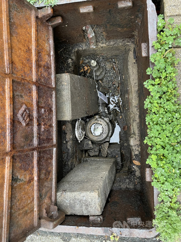 因應水情吃緊,台中市建設局109年底鉛封各大公共場所水錶,但近日發現有民眾擅自拆開太原路綠園道封條,疑用水洗車,此舉已違反相關法令,市府提醒民眾不要以身試法。(台中市政府提供)中央社記者郝雪卿傳真 110年3月25日