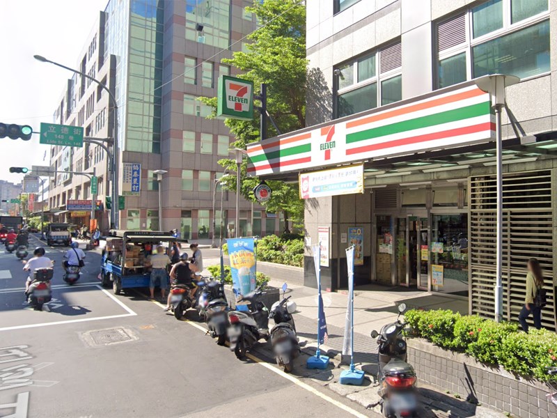有4名幸運兒在統一超商消費不到100元,全都中千萬大獎,最低消費金額為民眾在新北市中和區立德門市(圖)消費23元飲品。(圖取自Google地圖網頁google.com/maps)