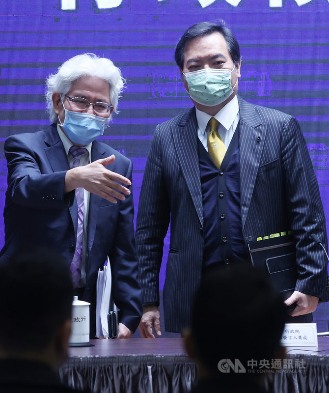 行政院會25日通過數位發展部等相關組織調整法案,政委兼發言人羅秉成(右)、人事行政總處人事長施能傑(左)說明數位發展部法案內容。中央社記者鄭傑文攝 110年3月25日