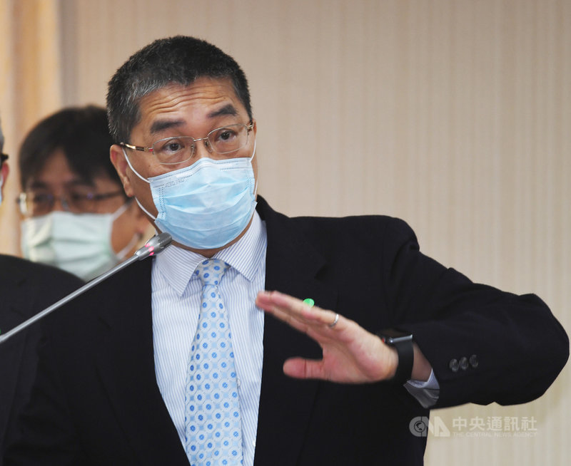 內政部長徐國勇(圖)25日到立法院備詢時,對媒體質疑數位身分證暫緩換發造成逾新台幣3億元呆帳問題,表示沒有呆帳問題,一切按照契約進行。中央社記者施宗暉攝 110年3月25日