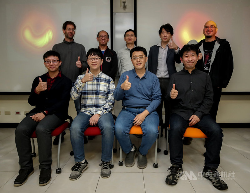 中央研究院天文及天文物理研究所參與的「事件視界望遠鏡(EHT)」國際合作計畫,公布M87星系中心最新偏振光影像,中研院天文所東亞核心觀測聯盟朴鍾浩(Jongho Park)(前左2)、中山大學物理系助理教授郭政育(前右2)與台灣師範大學助理教授卜宏毅(前左1 )等人25日出席記者會,說明研究成果。中央社記者張新偉攝 110年3月25日