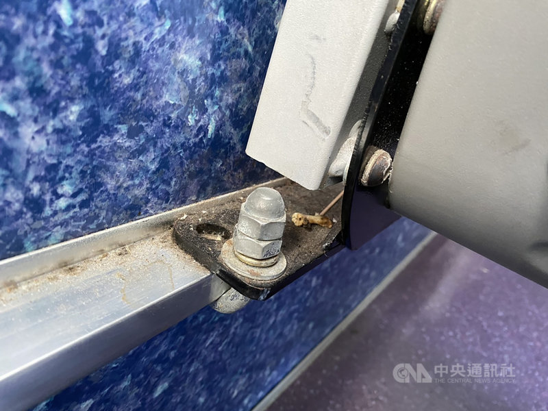 交通部擴大召回1189輛客運及遊覽車,車安中心執行長周維果指出,至26日中午查核超過200輛並未發現重大不合規定事項,但具體細節內容,每個座椅的固定方式、位置所用材質等,都要記錄拍照才能回去逐一比對。中央社記者余曉涵攝 110年3月26日