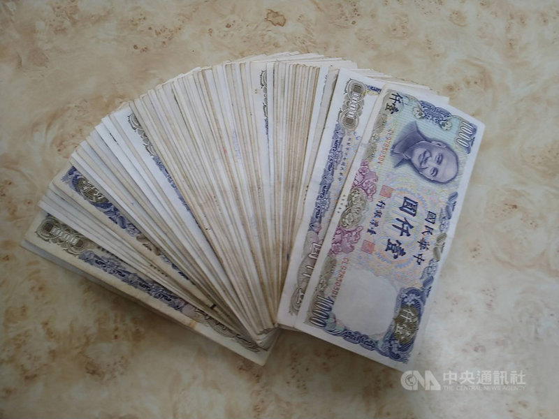 台南市政府環保局指出,北區清潔隊員26日下午回收拆割彈簧床墊時,突然有一片片紙張掉了出來,大夥兒定睛一看,發現每張都是千元大鈔,而且還是民國70年代舊版紙鈔。(台南市環保局提供)中央社記者張榮祥台南傳真 110年3月26日