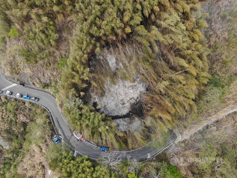 日前阿里山森林大火好不容易才撲滅,26日下午達邦公路邊坡再度發生火警,嘉義林區管理處與消防人員趕往全力滅火中,目前燃燒範圍約100平方公尺。圖為火場空拍圖。(嘉義林管處提供)中央社記者蔡智明傳真 110年3月26日