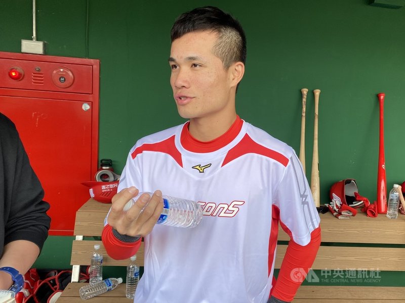 中職味全龍隊二壘手李凱威(圖)25日比賽守備時撞到頭,導致有點暈眩,26日天母主場首戰,為保險起見將李凱威移出先發打序,讓他直呼很可惜。中央社記者楊啟芳攝 110年3月26日