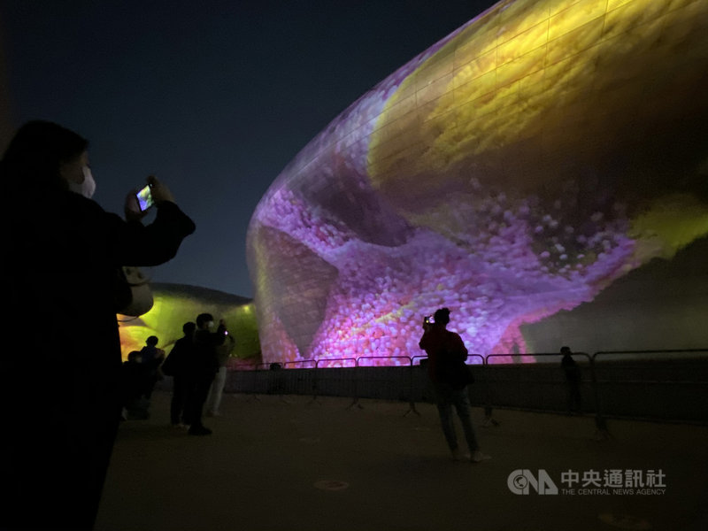 首爾設計財團第3度舉辦Seoul Light，利用東大門設計廣場（DDP）特殊的銀色不規則曲線建築，展現結合AI投射數位影像及音樂的聲光饗宴，撫慰在疫情下苦悶的人心。中央社記者廖禹揚首爾攝 110年3月26日