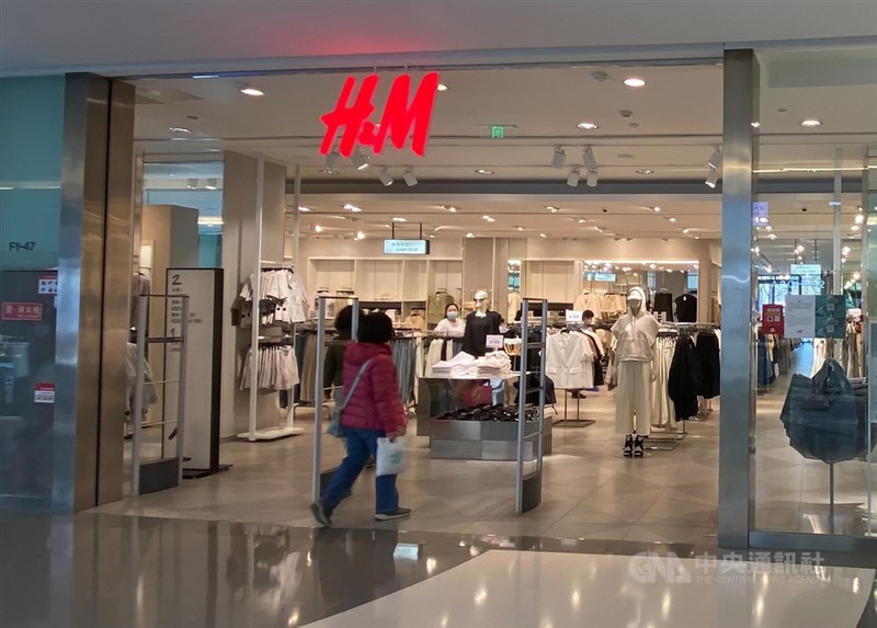 H&M等多家國際服飾品牌因過去發表抵制新疆棉的聲明被挖出,引發中國網友憤怒,抵制品牌效應也蔓延到品牌代言人身上。圖為25日北京H&M門市民眾仍正常消費,未有異常。中央社記者繆宗翰北京攝 110年3月25日