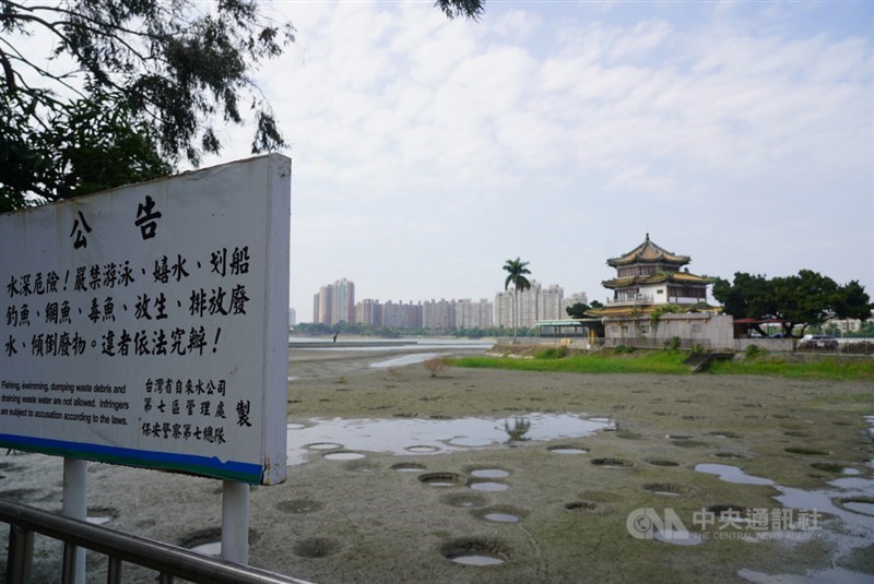 氣象專家吳德榮26日表示,根據最新模擬預報顯示,未來一週西半部幾無降雨的機率,桃園以南缺水壓力與日俱增。圖為高雄澄清湖水庫。(中央社檔案照片)