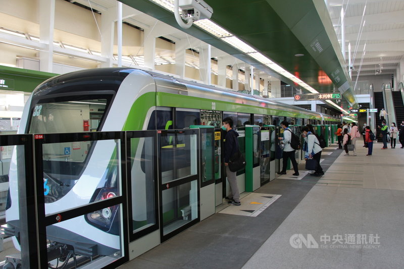 台中捷運綠線25日起恢復試營運,首日總運量達5萬5205人次。台中捷運公司26日表示,首日民眾試乘情況良好,運量符合預期。中央社記者蘇木春攝 110年3月26日