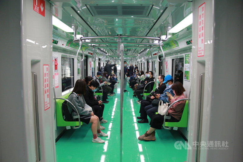 台中捷運綠線25日起恢復試營運,首日總運量達5萬5205人次,通學、通勤旅客明顯增加。中央社記者蘇木春攝 110年3月26日