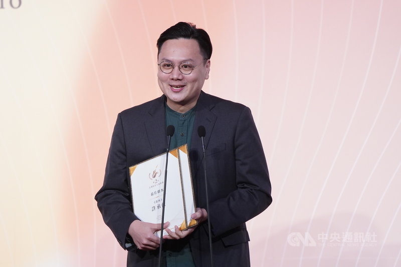 台灣影評人協會與國家電影與視聽文化中心攜手合作,26日上午於第一屆「年度傑出影視聽工作者頒獎典禮」上,頒發第2屆台灣影評人協會獎,編劇黃怡玫、導演許承傑(圖)以電影「孤味」獲最佳劇本。中央社記者徐肇昌攝 110年3月26日