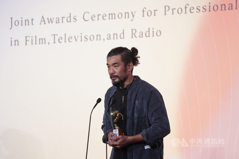 第一屆「年度傑出影視聽工作者頒獎典禮」26日在台北市中山堂舉行,導演楊志龍獲頒年度影視傑出工作者獎。中央社記者徐肇昌攝 110年3月26日