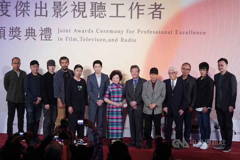第一屆「年度傑出影視聽工作者頒獎典禮」26日在台北市中山堂舉行,所有獲獎者合影留念。中央社記者徐肇昌攝 110年3月26日