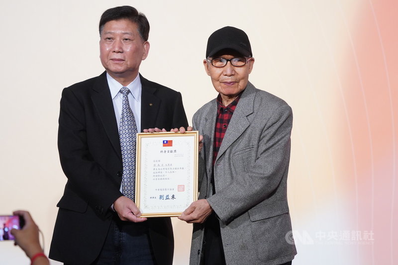 第一屆「年度傑出影視聽工作者頒獎典禮」26日在台北市中山堂舉行,導演郭南宏(右)獲頒110年度傑出電影工作者獎。中央社記者徐肇昌攝 110年3月26日